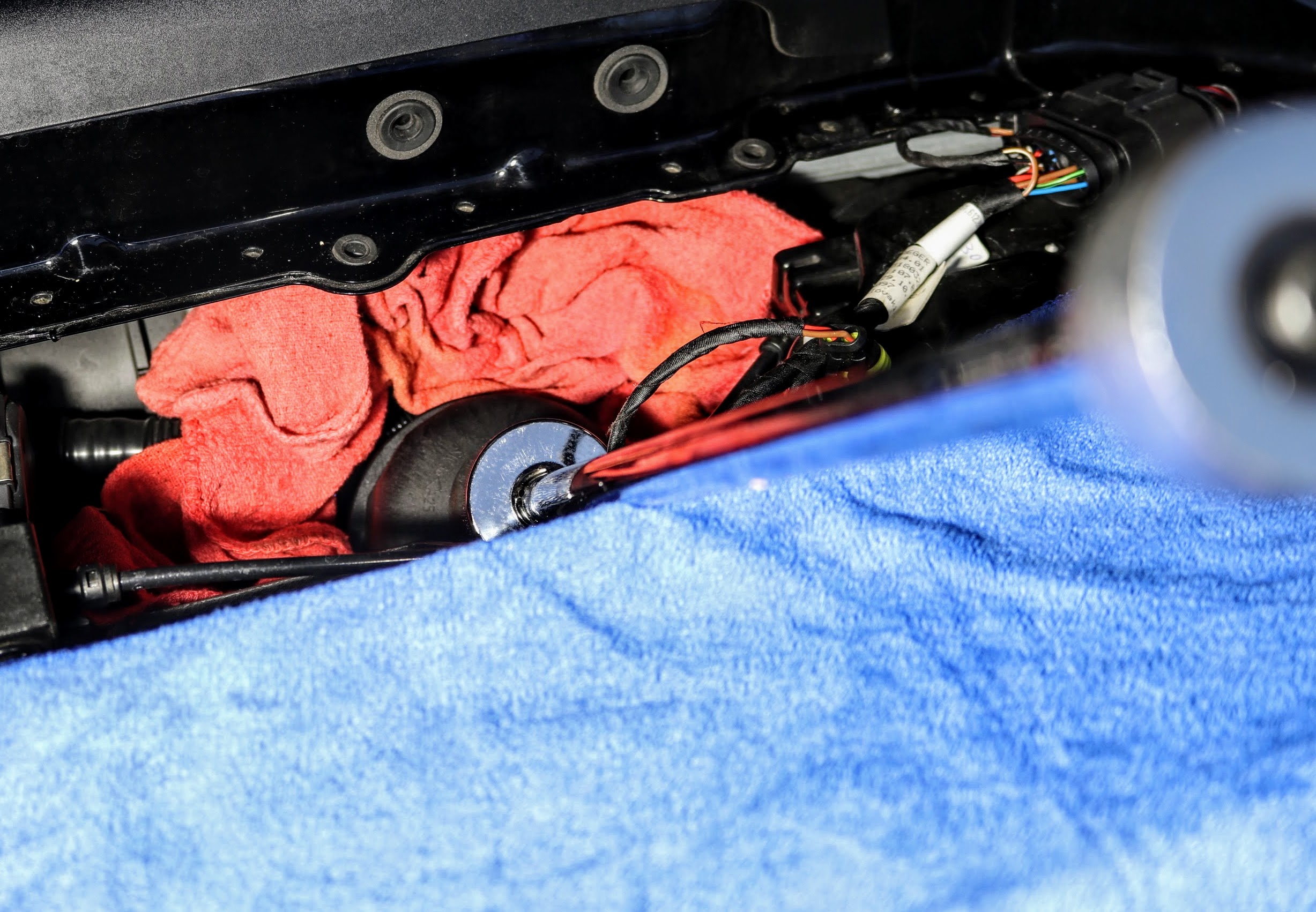 Porsche 911 (991.1) loosening oil filter cover cap