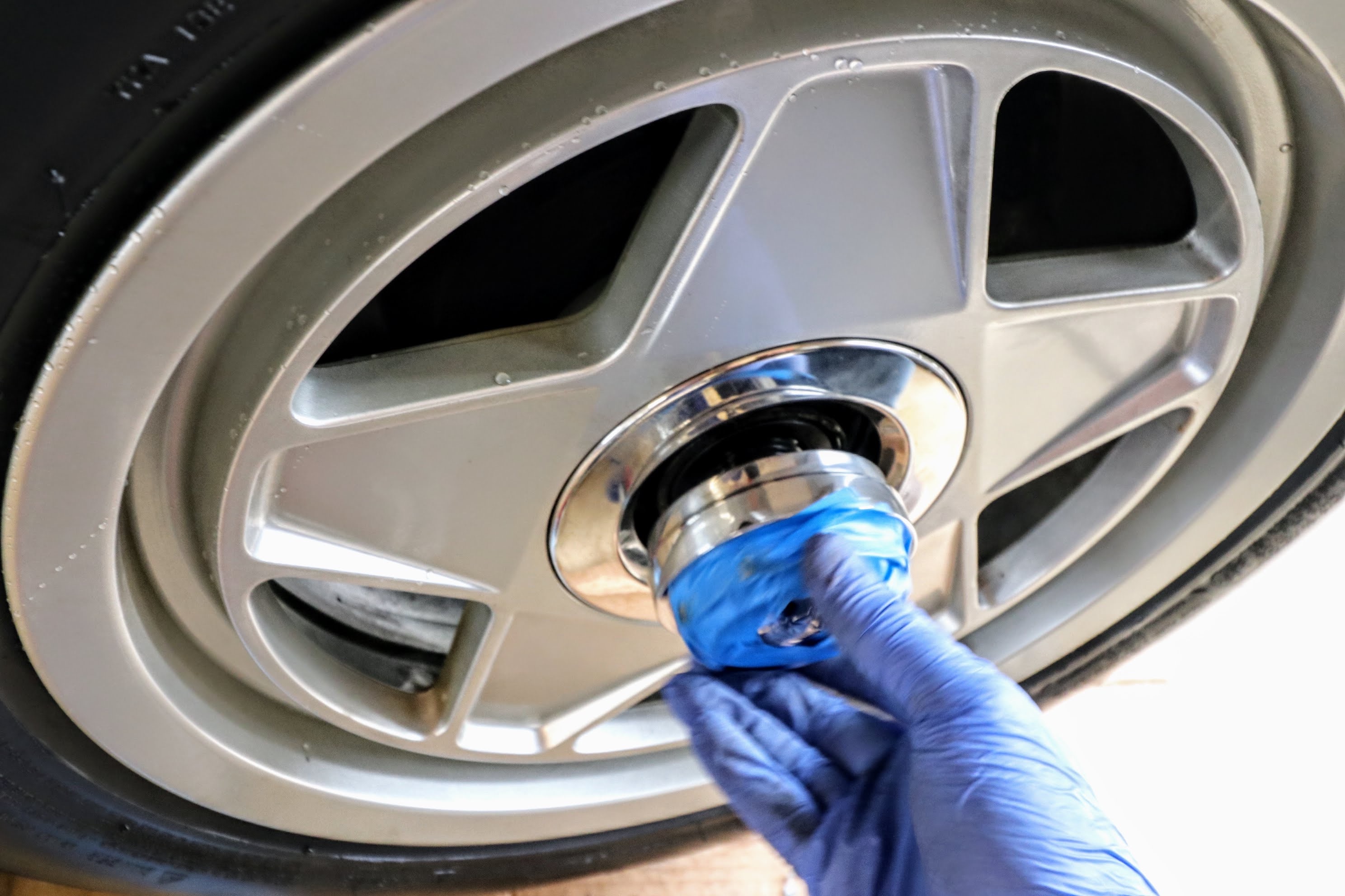 Ferrari Testarossa wheel removal